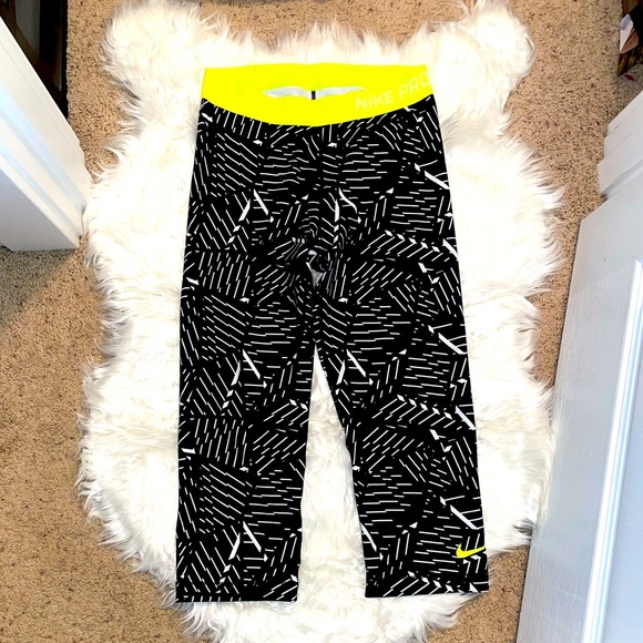 Size Medium Nike Pro workout pants, like new - Picture 1 of 6